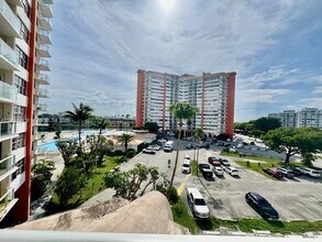 Building Photo - 1301 NE Miami Gardens Dr
