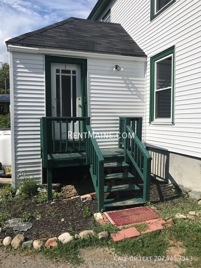 Building Photo - 204 Maple St