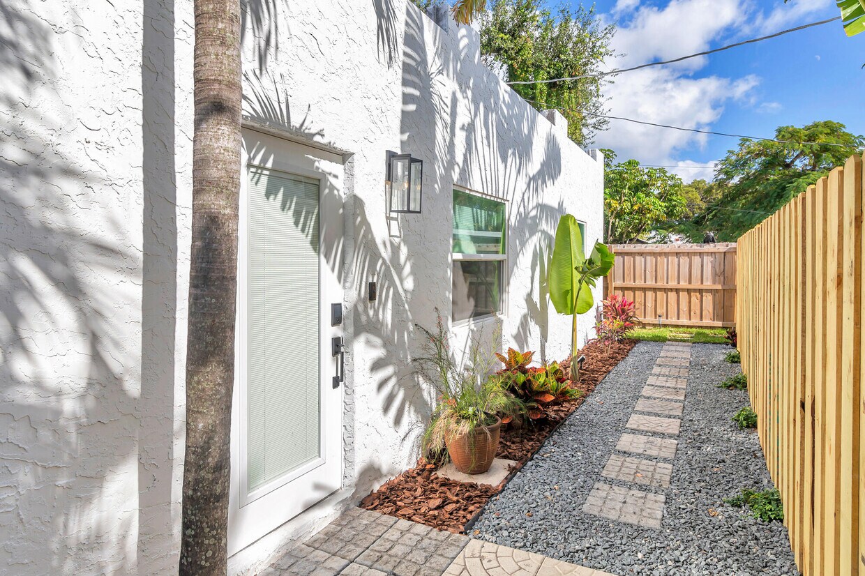 721 Franklin Rd, West Palm Beach, FL 33405 Room for Rent in West Palm