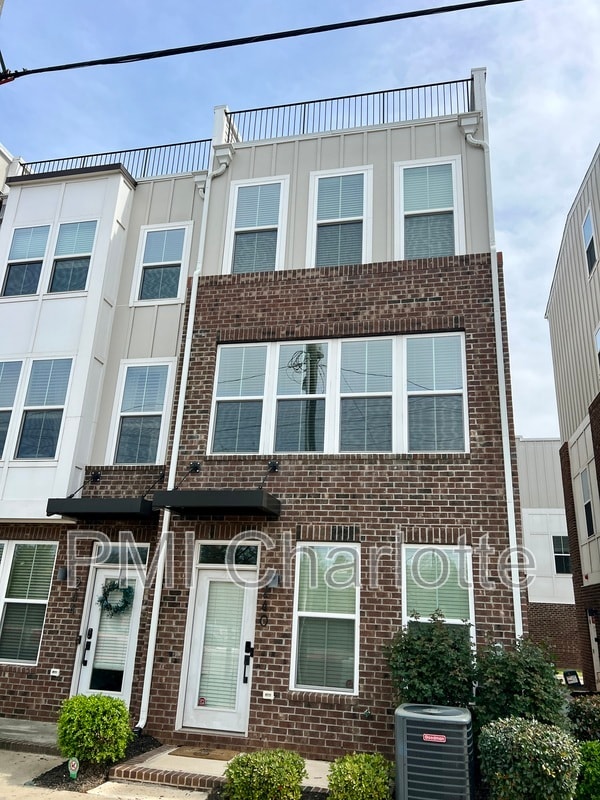 Building Photo - 240 Parkwood Ave