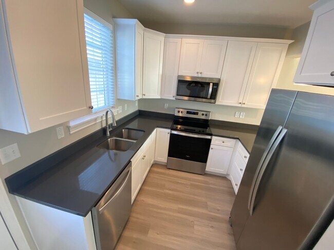 Foto del edificio - Fabulous Salem Townhome!!