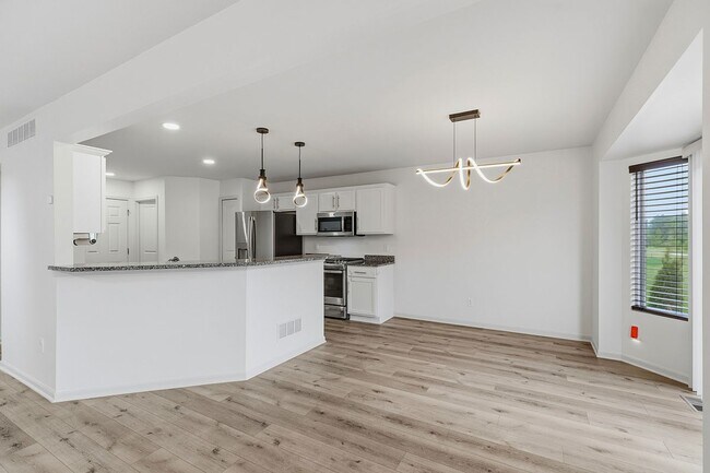Foto del edificio - 6650 Chandler Dr