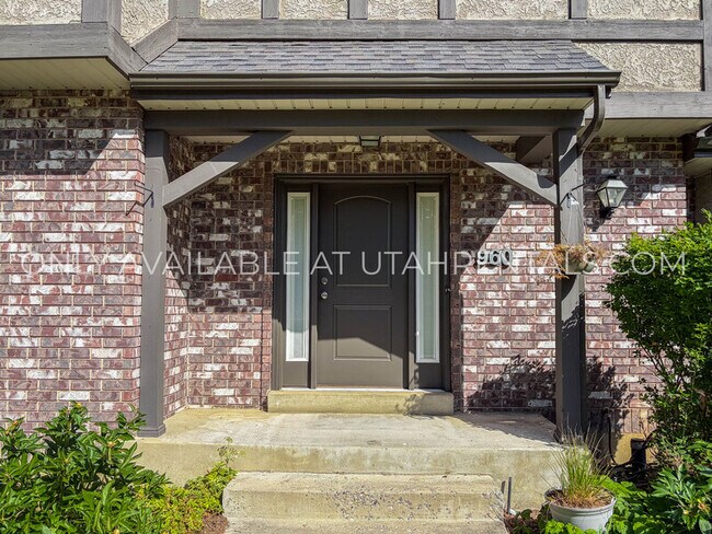 Building Photo - 960 N E Vw Ln