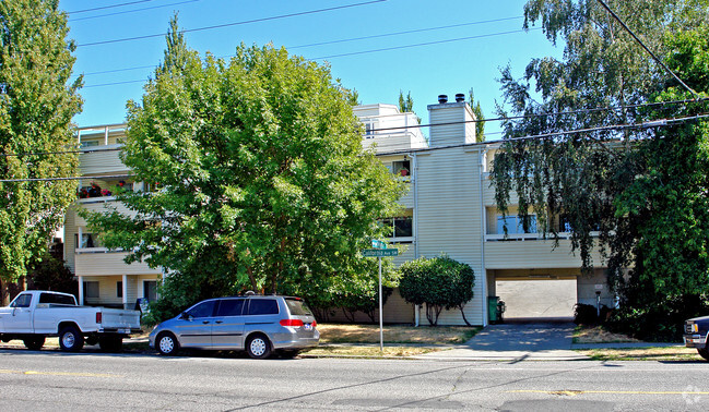 Building Photo - California Court