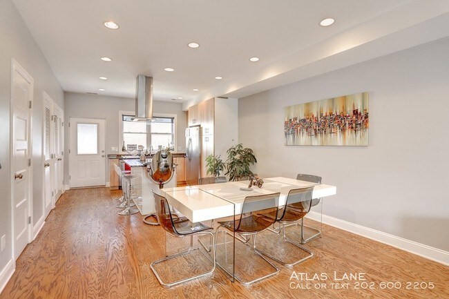 Building Photo - Newly Renovated 2 bed/2 bath Home Near Metro!