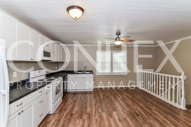 Foto del edificio - Spacious 4 Bedroom Raised Ranch in Lee's S...