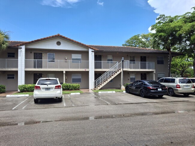 Foto del edificio - 8770 Royal Palm Blvd