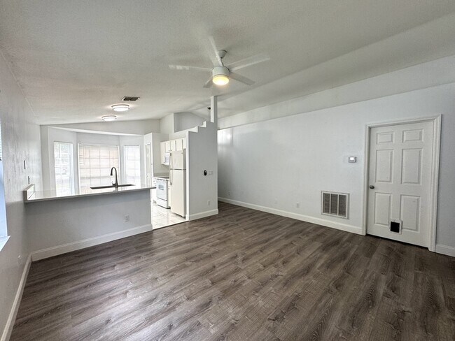 Foto del edificio - 2321 S Brown Ave