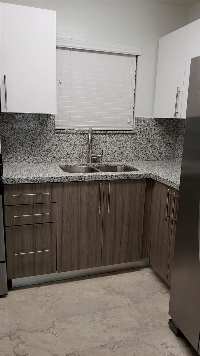 Foto del edificio - 7470 Miami Lakes Dr