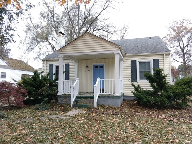 Building Photo - 2029 Stanford Dr SW
