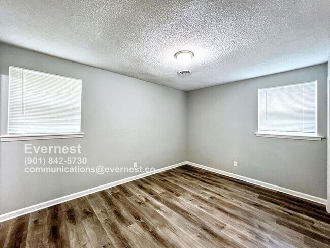 Foto del edificio - 3210 Briarwood Dr
