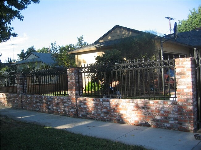 Foto del edificio - 7657 Teesdale Ave