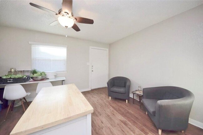 Foto del edificio - 2401 Manor Rd