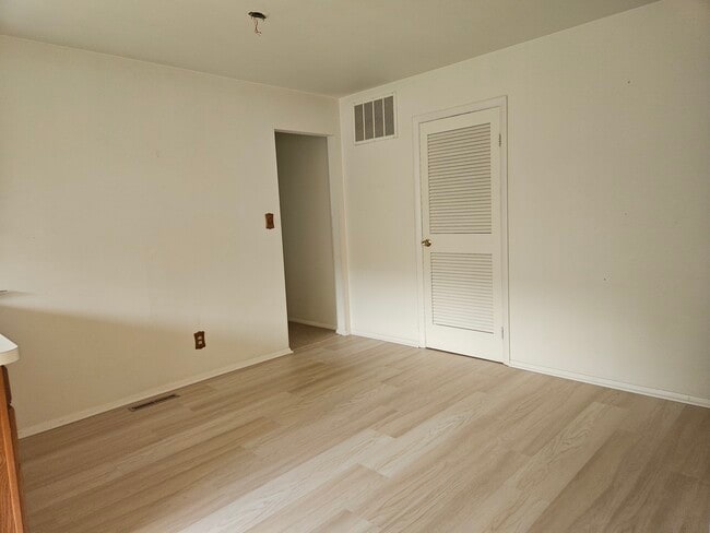 Building Photo - 305 S Jackson St