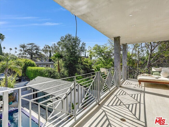 Foto del edificio - 1724 N Sierra Bonita Ave
