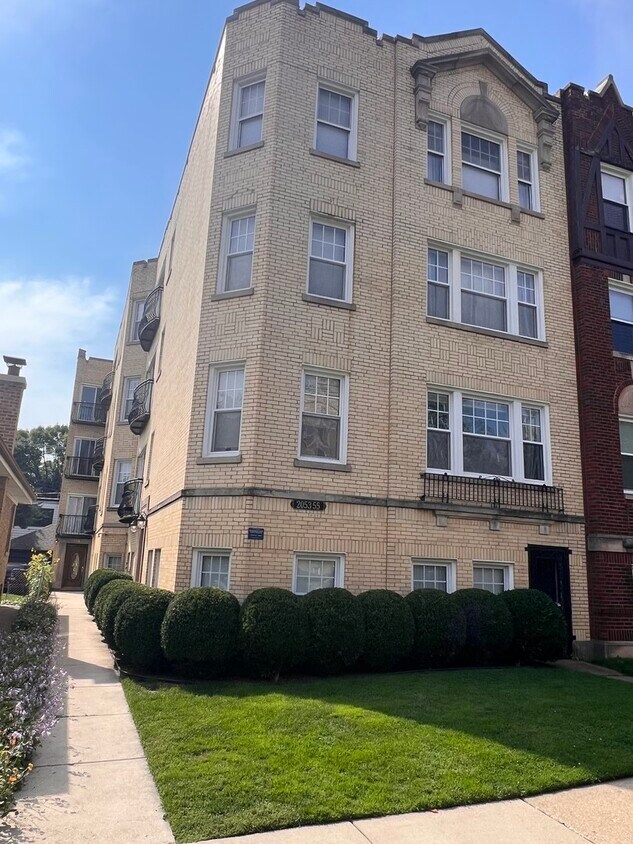 Foto principal - 2053 W Summerdale Ave