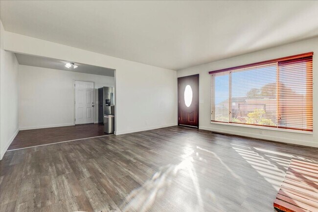 Building Photo - Upper Seaside 3 Bedroom / 1.5 Bath with Ocean Views