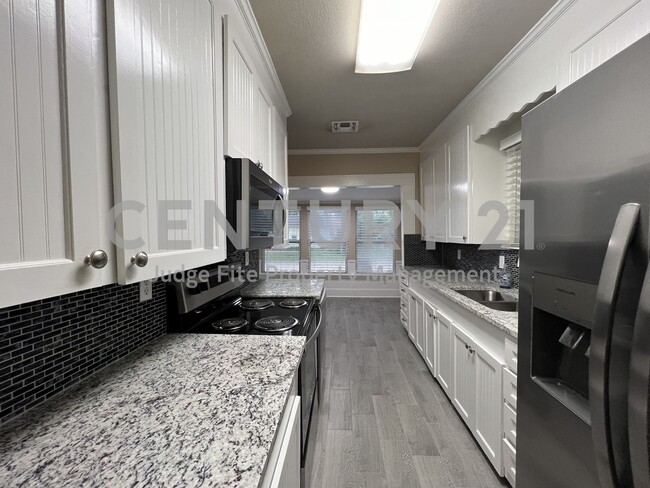 Building Photo - Magnificently Updated 3/2 Nestled on Corne...