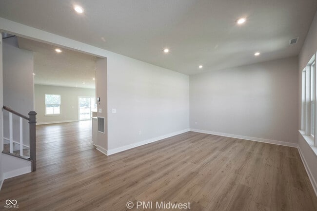 Building Photo - 581 Roosevelt St