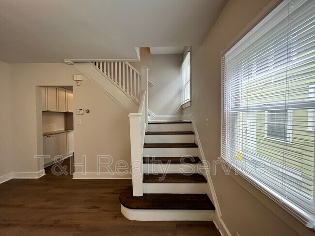 Building Photo - 3667 Birchwood Ave