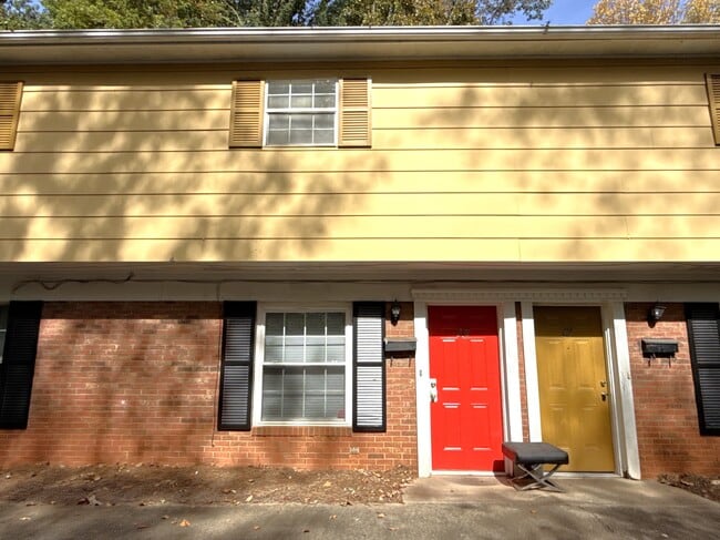 Building Photo - The Townes at Fox Run