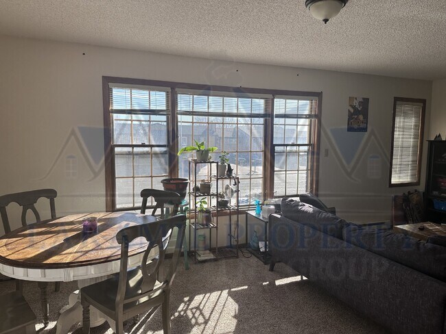Building Photo - 2 Bedroom 1 Bathroom Apartment