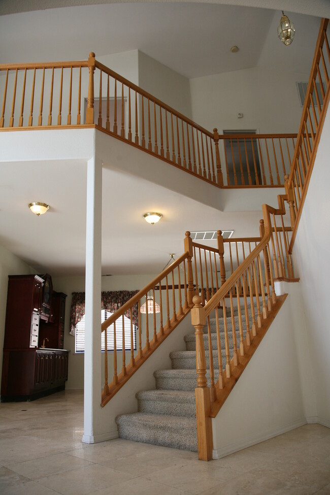 Foto del edificio - Gorgeous 4 Bedroom Home in Corona With Poo...