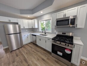 Building Photo - 2117 Kemble Ave