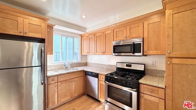 Foto del edificio - 1233 N Harper Ave