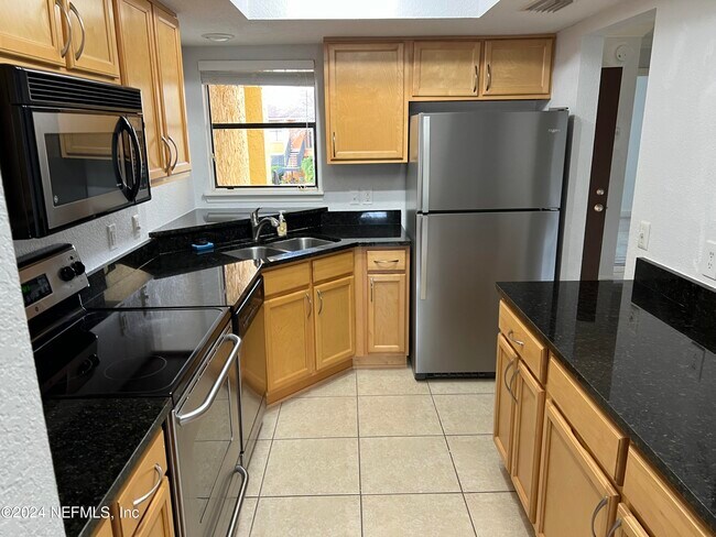 Building Photo - 856 Shoreline Cir