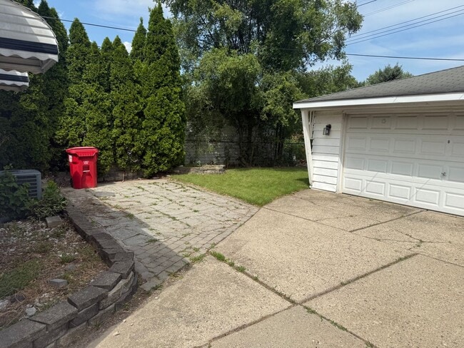 Building Photo - 3 BedroomRanch with a Detached 2 Car Garag...