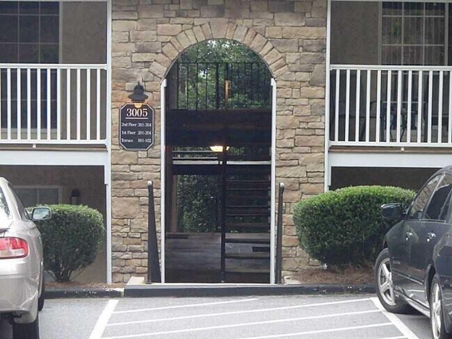 Building Photo - 3005 Seven Pines Ln