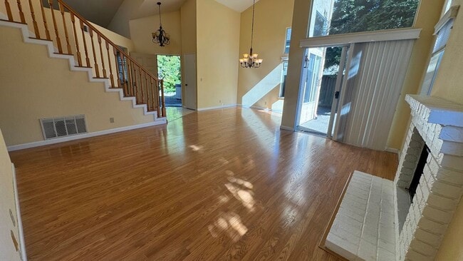 Building Photo - 649 Daffodil Dr