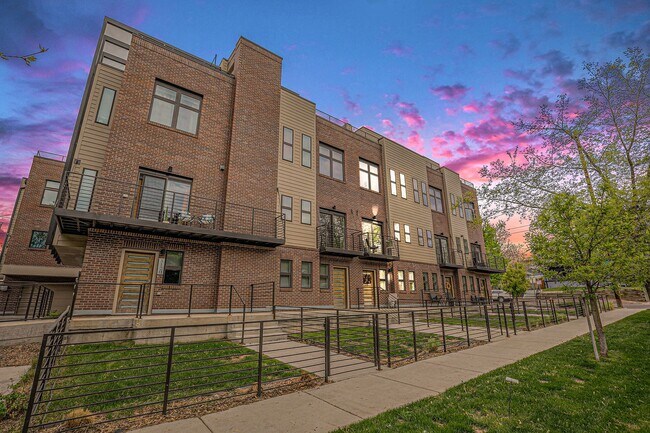 Foto del edificio - For Rent!  Corner Unit | Modern Townhome |...