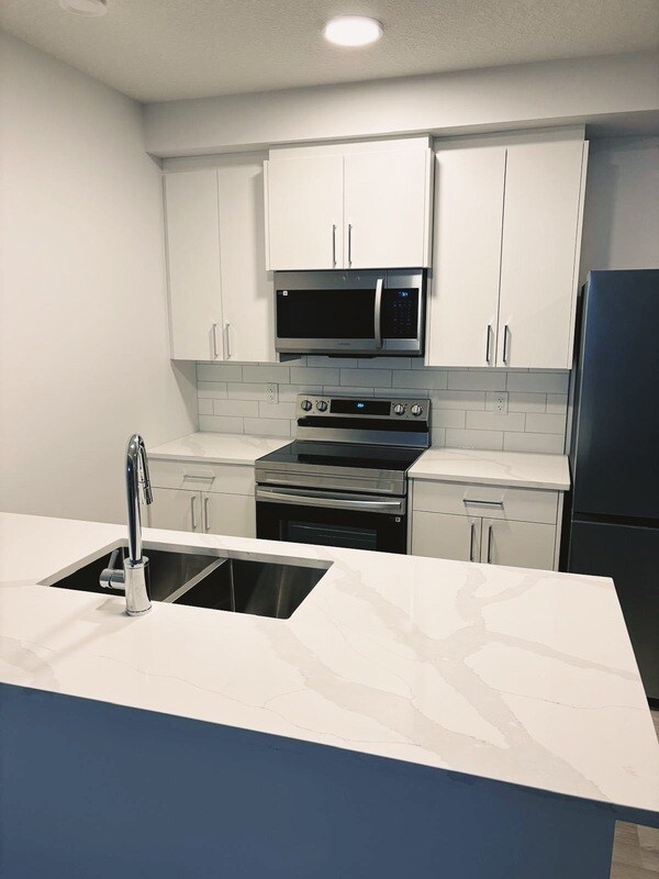 Photo du bâtiment - 7729-174A 174A Ave NW