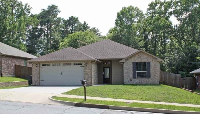 Building Photo - 2615 Pine Crest Dr
