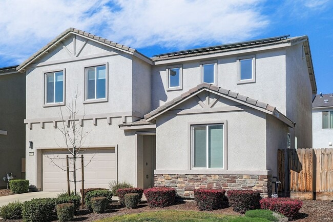 Building Photo - Beautiful 2 story Home for rent in Visalia...
