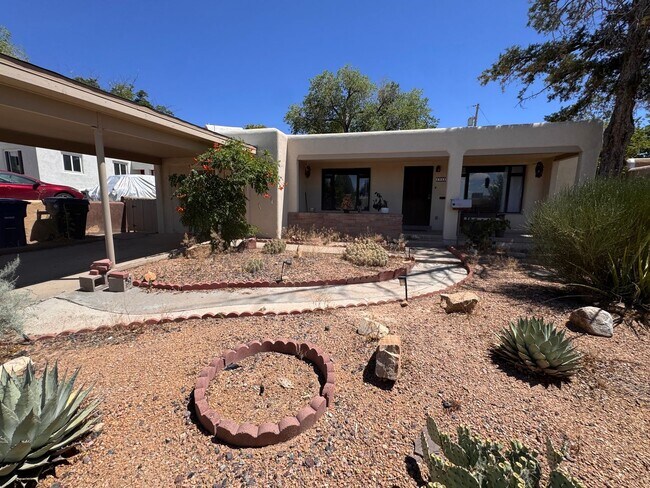 Building Photo - Beautiful home near UNM/CNM. 3 Bedroom 2 bath