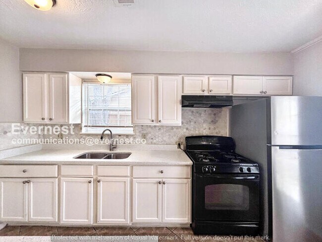 Foto del edificio - 3 Bed, 1.5 Bath Home with Garage & Fenced Yard / Pet-Friendly / Coming Soon!