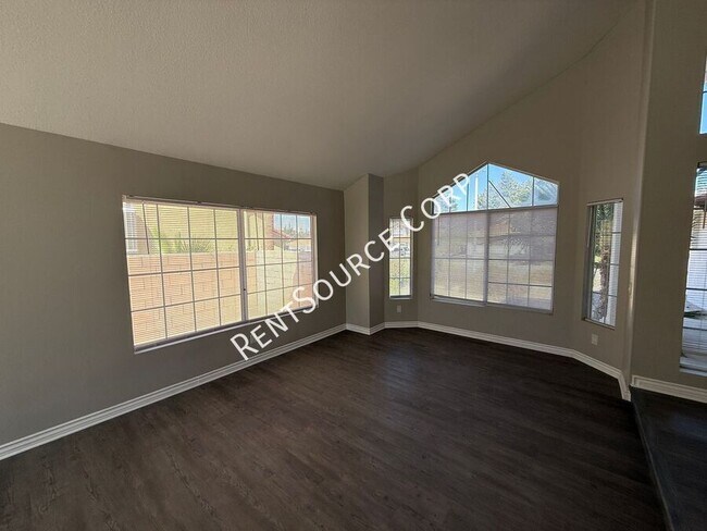 Foto del edificio - 40055 Castana Ln
