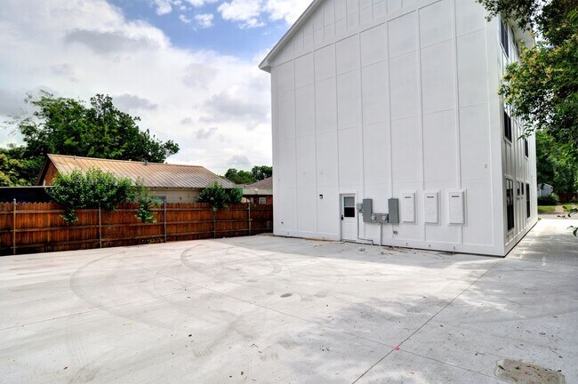 Building Photo - 3214 McCart Ave