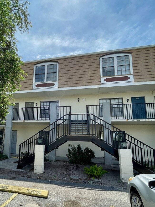 Building Photo - 6083 Village Cir S
