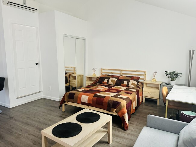 Building Photo - 6271 Saloma Ave