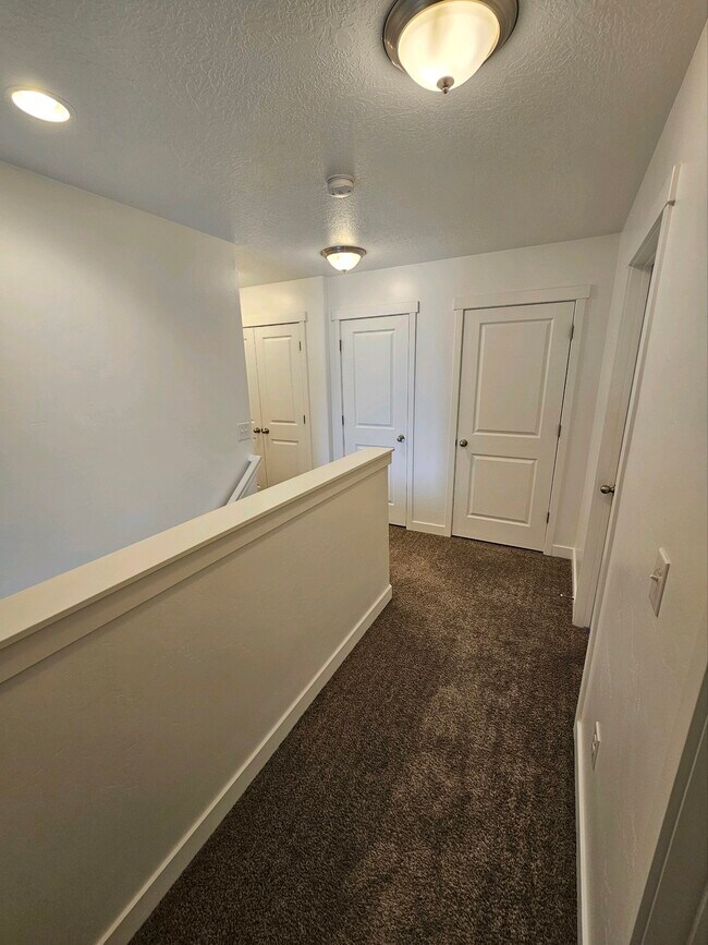 Foto del edificio - 163 Riverbend Rd