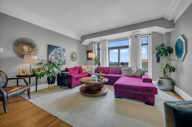 Foto del edificio - 2900 E Jefferson Ave