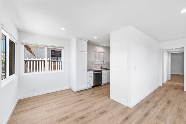 Building Photo - 223 Avenida Victoria