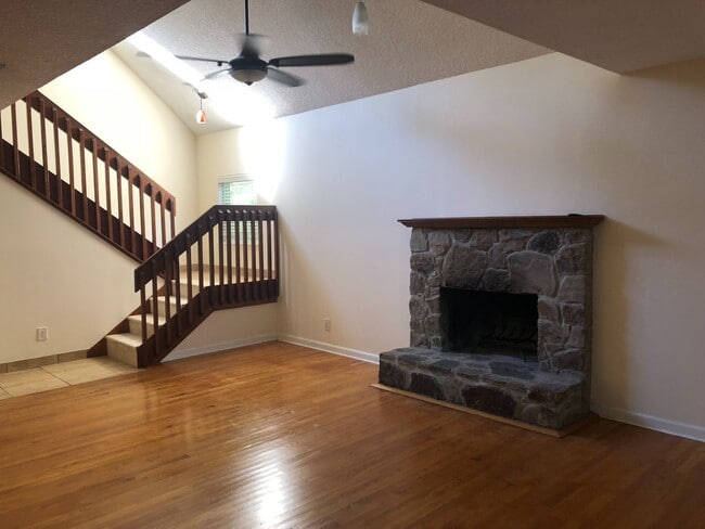 Building Photo - Beautiful Two-Story Home at the Beach