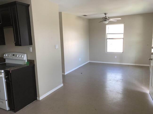 Building Photo - 2901 E De La Rosa Drive - C