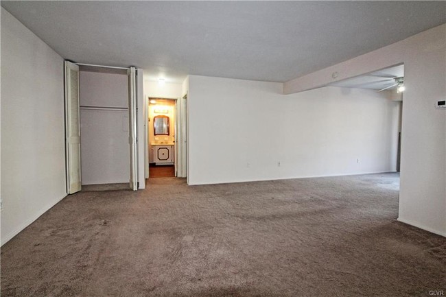 Building Photo - 1590 Alta Dr