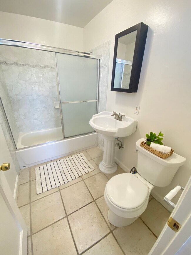 Building Photo - Advent - Laundry & Detached Garage!!